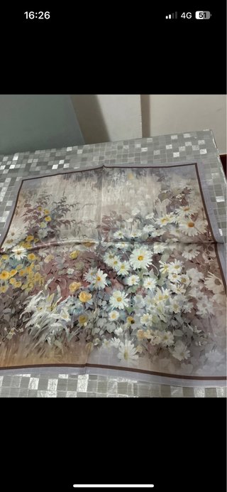 Foulard in seta con fiori