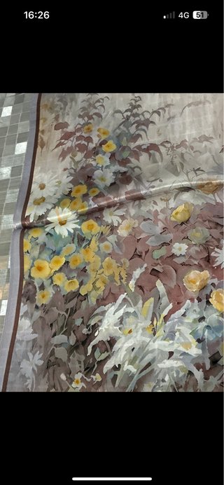Foulard in seta con fiori