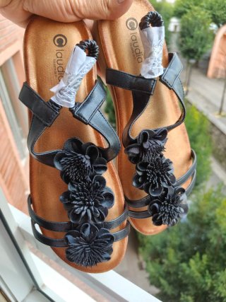 Sandalias Claudia negras con flores