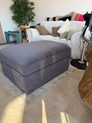 Reposapiés con almacenaje gris