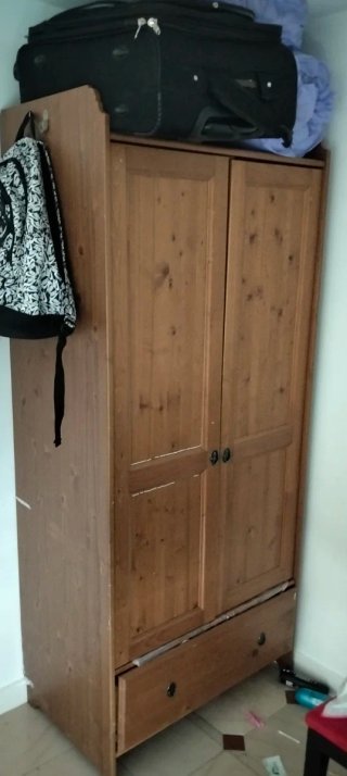Armario de madera con cajón y colgador