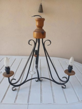 Lámpara de forja y madera