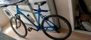 Bicicleta azul con candado