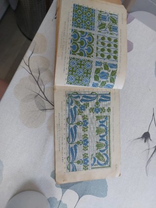 Vendo antiguo libreto de punto de cruz.1920+-