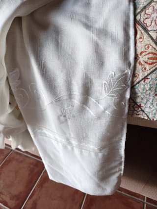 2 Cortinas blancas con flores. 1.34 x 2.48