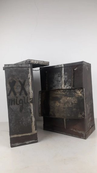 Cassette vintage in metallo