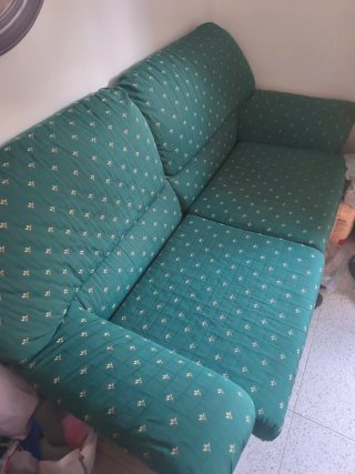 Sofá de tela verde con estampado floral