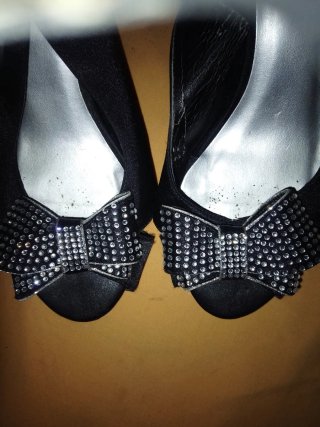 Sandalias de tacón negras con lazo
