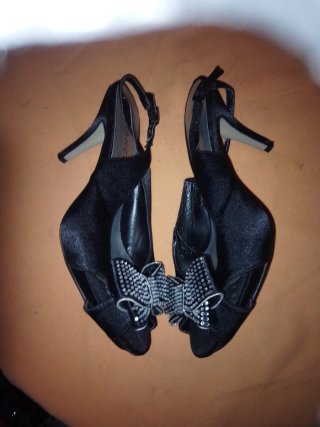 Sandalias de tacón negras con lazo