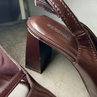 Zapatos charol tacón ancho slingback