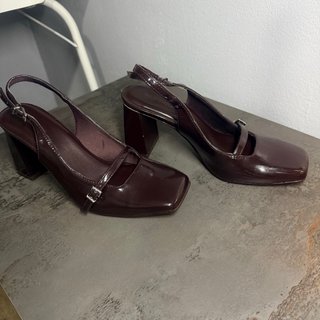 Zapatos charol tacón ancho slingback