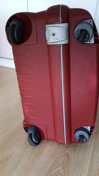 Maleta grande roja resistente. Marca: Roncato.