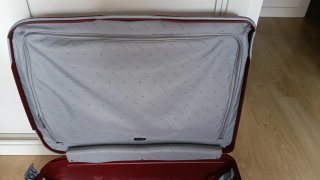 Maleta grande roja resistente. Marca: Roncato.