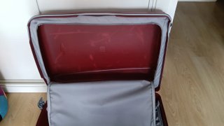 Maleta grande roja resistente. Marca: Roncato.