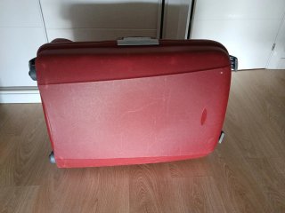 Maleta grande roja resistente. Marca: Roncato.