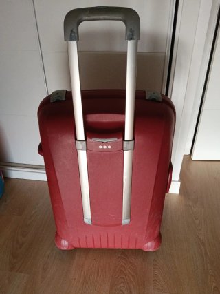 Maleta grande roja resistente. Marca: Roncato.