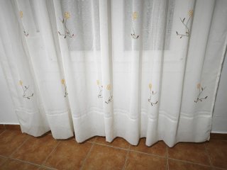 Cortinas blancas con flores. 1.34 x 2 .40