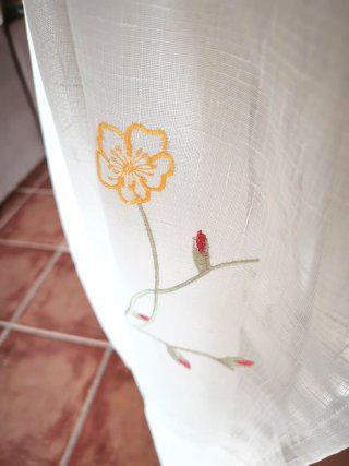 Cortinas blancas con flores. 1.34 x 2 .40