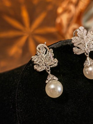 Orecchini pendenti foglia con perla