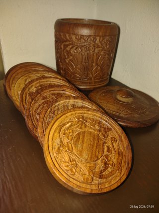 Sottobicchieri in legno intagliato.