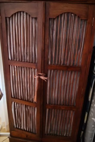 Alacena rústica de madera maciza estilo castellano