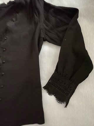 Blusa negra con encaje talla M