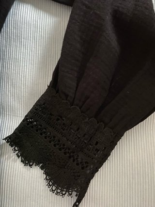 Blusa negra con encaje talla M