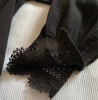Blusa negra con encaje talla M