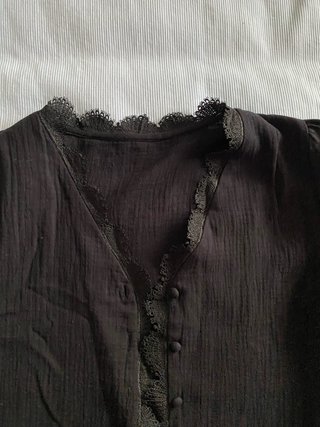 Blusa negra con encaje talla M