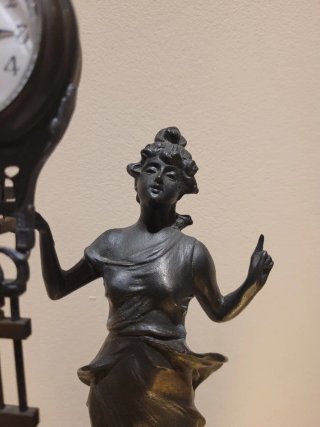 Reloj de péndulo misterioso