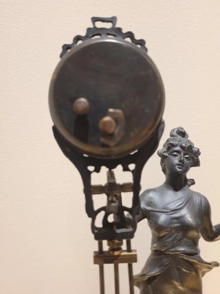 Reloj de péndulo misterioso