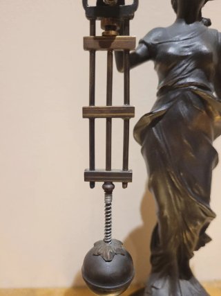 Reloj de péndulo misterioso