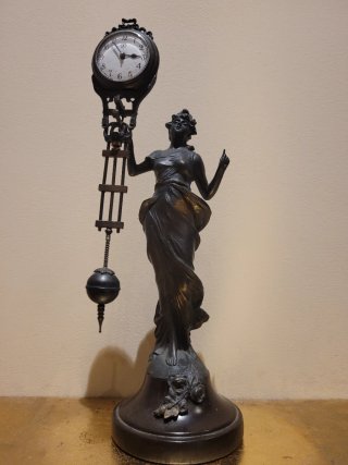 Reloj de péndulo misterioso