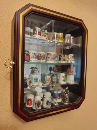 Vitrina expositora con dedales decorativos