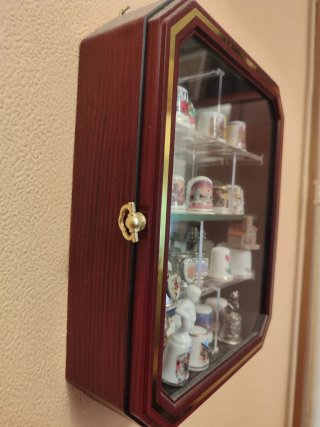 Vitrina expositora con dedales decorativos