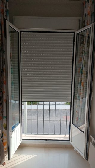 Balconera aluminio blanca 2 puertas abatibles