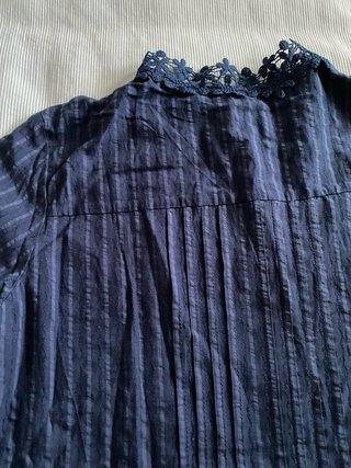 Blusa azul marino con bordados talla M