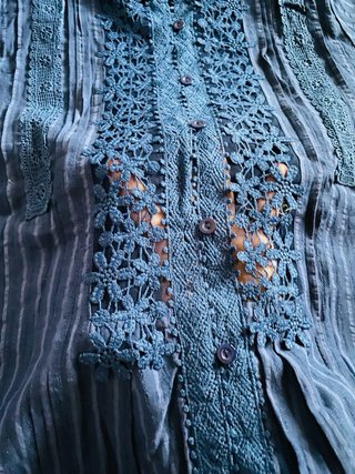 Blusa azul marino con bordados talla M