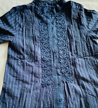 Blusa azul marino con bordados talla M