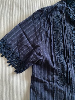 Blusa azul marino con bordados talla M