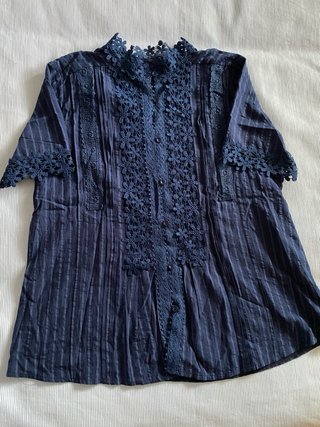 Blusa azul marino con bordados talla M