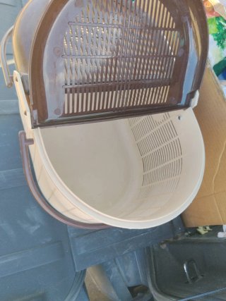 Cesta de plástico beige y marrón