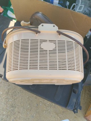 Cesta de plástico beige y marrón