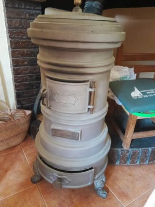 Estufa de leña antigua