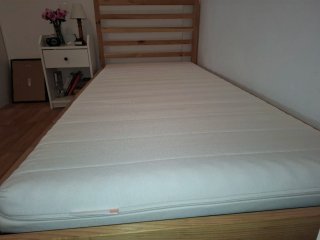 Cama individual de madera Ikea