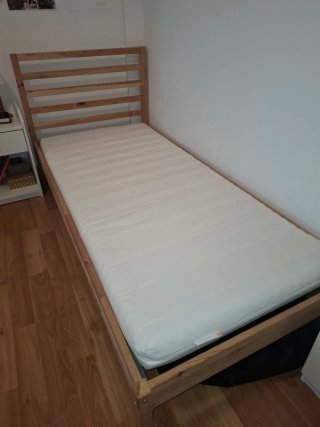 Cama individual de madera Ikea