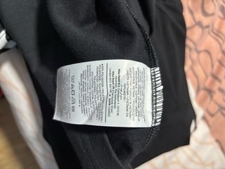 Camiseta negra con diseño gráfico de Rafa Na
