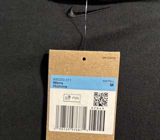 Camiseta negra con diseño gráfico de Rafa Na