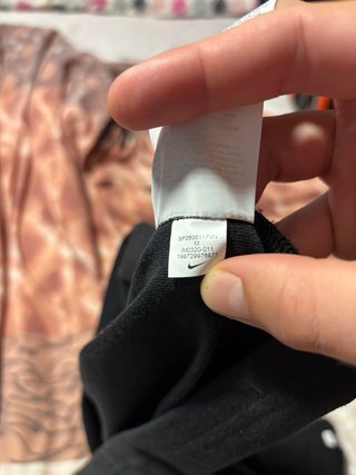 Camiseta negra con diseño gráfico de Rafa Na