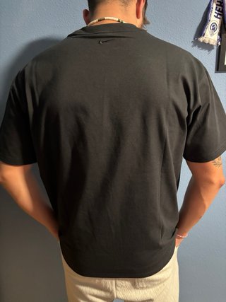 Camiseta negra con diseño gráfico de Rafa Na
